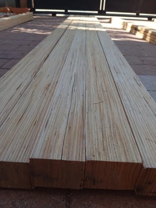 Listones, postes, vigas, palos, puntales de madera