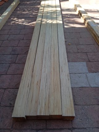 Listones, postes, vigas, palos, puntales de madera