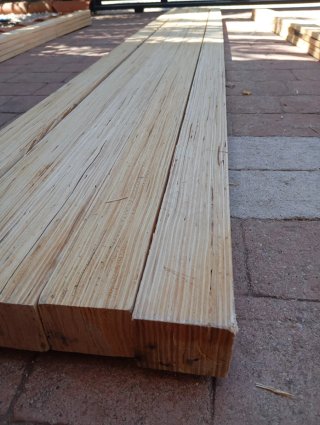 Listones, postes, vigas, palos, puntales de madera