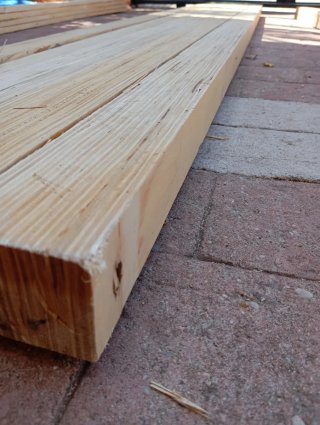 Listones, postes, vigas, palos, puntales de madera