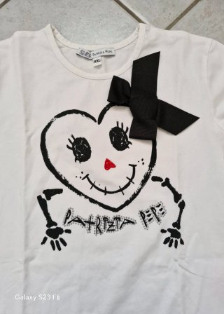 T-shirt bianca con cuore scheletro