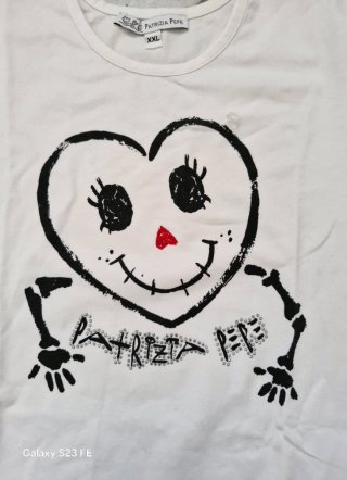 T-shirt bianca con cuore scheletro
