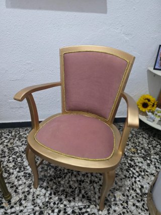 Silla de terciopelo rosa y dorado