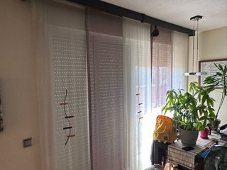 Paneles japoneses salón beige y blanco