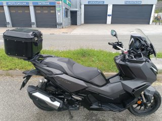 Honda ADV 350 con baúl y portaequipajes