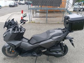 Honda ADV 350 con baúl y portaequipajes