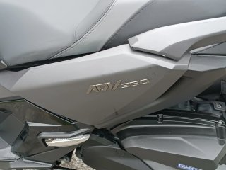 Honda ADV 350 con baúl y portaequipajes