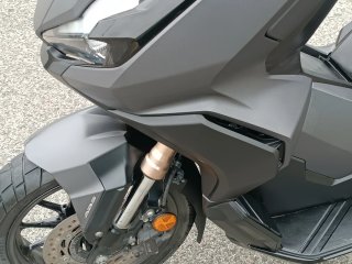Honda ADV 350 con baúl y portaequipajes