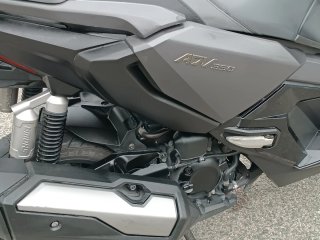 Honda ADV 350 con baúl y portaequipajes