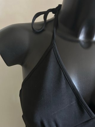 Top halter nero con paillettes oro