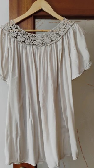 Camiseta beige mujer con encaje