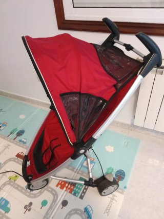 Cochecito de bebé rojo