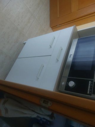 Mueble de cocina blanco y plateado