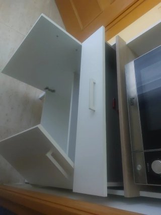 Mueble de cocina blanco y plateado