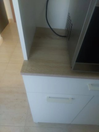 Mueble de cocina blanco y plateado