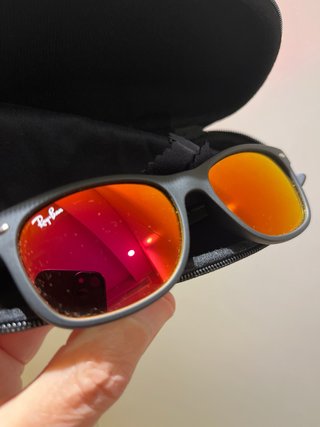 Gafas de sol Ray-Ban niño negras y rojas