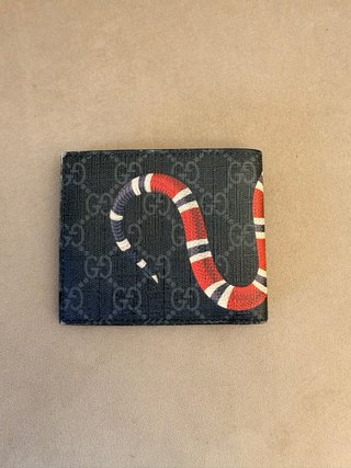 Cartera Gucci Kingsnake GG Supreme Negra y Roja