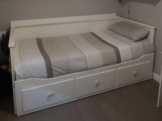 Cama blanca con cajones