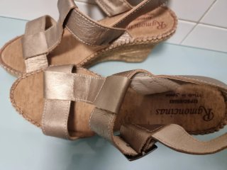 Sandalias cuña beige/doradas Talla 39