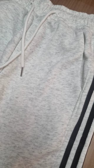 Pantalón Adidas gris con rayas