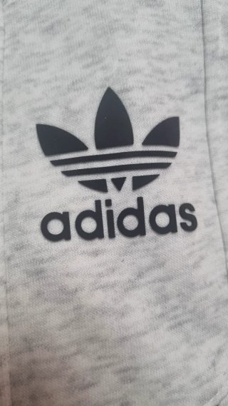 Pantalón Adidas gris con rayas