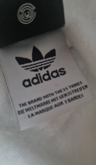 Pantalón Adidas gris con rayas