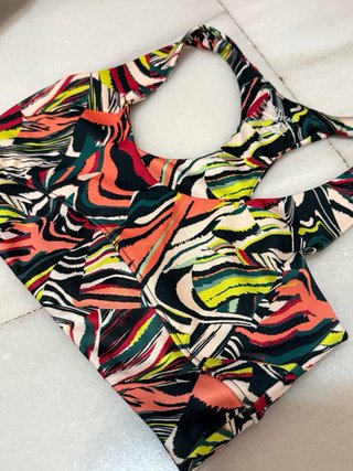 Top deportivo estampado nuevo. Talla S