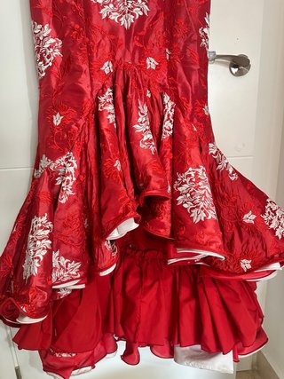 Traje de flamenca rojo con bordados blancos