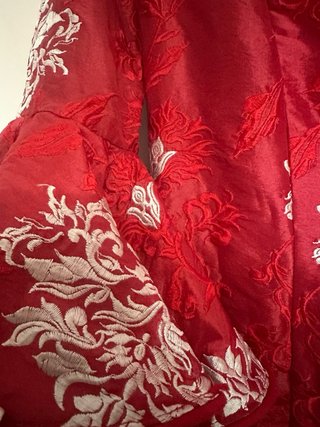Traje de flamenca rojo con bordados blancos