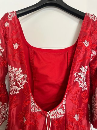 Traje de flamenca rojo con bordados blancos