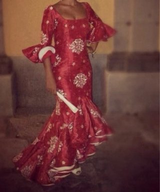Traje de flamenca rojo con bordados blancos