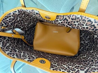 Bolso Guess Marrón y Amarillo
