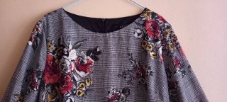 Vestido estampado floral gris