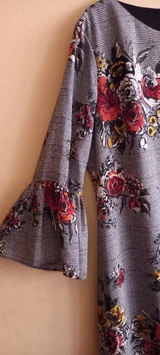 Vestido estampado floral gris