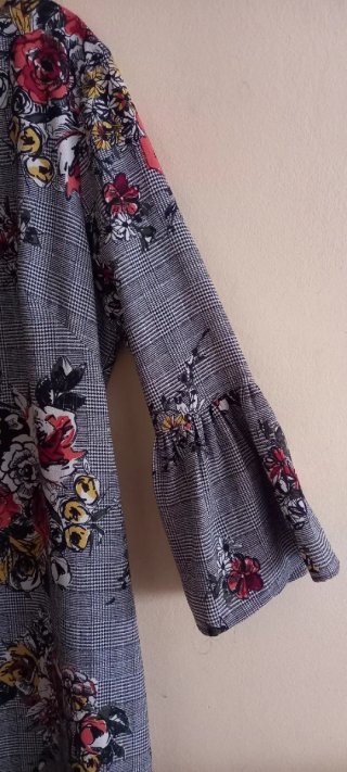 Vestido estampado floral gris
