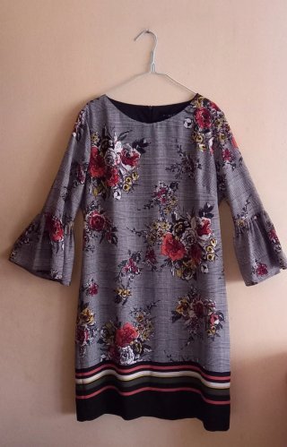 Vestido estampado floral gris