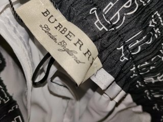 Pantaloncino Burberry Nero con grafica oro