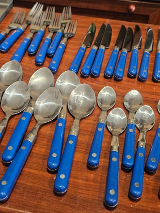 Juego cubiertos Ikea azul y plata
