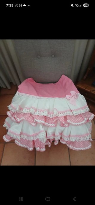 Falda Rociera Talla 40. Tiene para sacarle