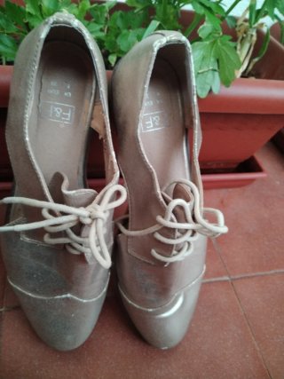Zapatos dorados con cordones