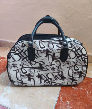 Maleta de viaje con ruedas y estampado