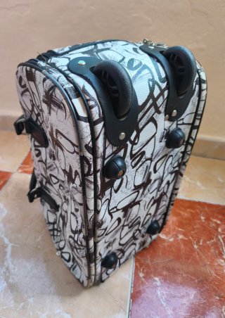 Maleta de viaje con ruedas y estampado