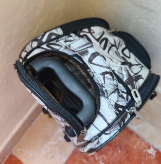 Maleta de viaje con ruedas y estampado