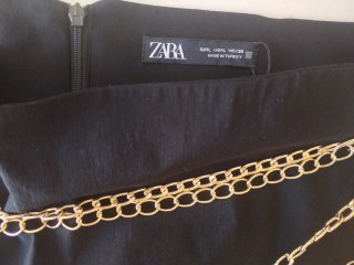 Minifalda Zara cadenas negra