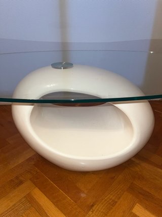 Tavolo da centro in vetro e base bianca moderna