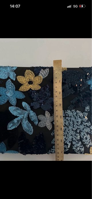 Pochette con ricami e paillettes
