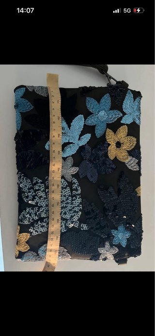 Pochette con ricami e paillettes