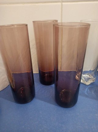 Vasos de tubo morados y transparentes