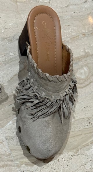 Botines de cuero con flecos y tachuelas