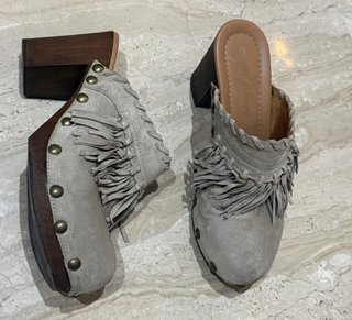 Botines de cuero con flecos y tachuelas